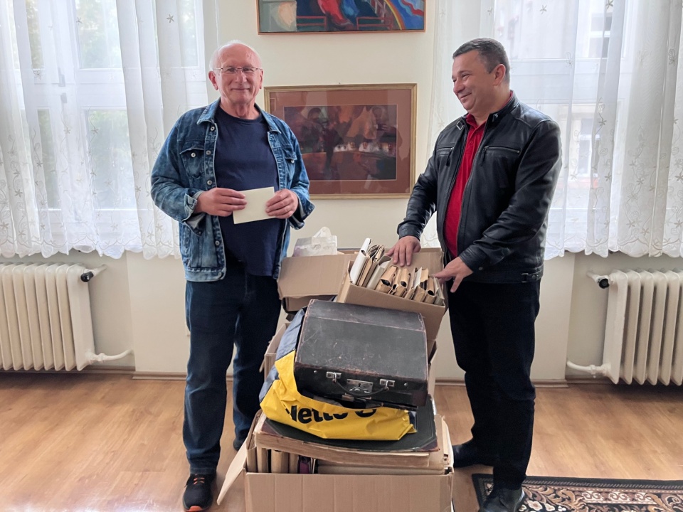 Od lewej: Rafał Bartłomiej Papuga, syn Jana i Przemysław Wraga, dyrektor Książnicy Pomorskiej w Szczecinie podczas przekazania spuścizny po zmarłym w 1974 roki pisarzu. Fot. Agata Rokicka [Radio Szczecin]