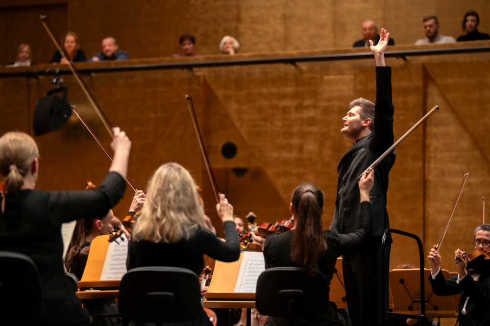 Jakub Przybycień – dyrygent. Fot. Kamila Kozioł [Filharmonia w Szczecinie]