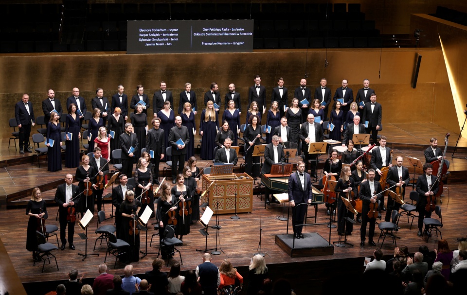 Przemysław Neumann – dyrygent, Orkiestra Filharmonii im. Mieczysława Karłowicza w Szczecinie, Chór Polskiego Radia – Lusławice oraz soliści: Eleonora Cockerham (sopran), Kacper Szelążek (kontratenor), Sylwester Smulczyński (tenor) i Jaromír Nosek (bas) przyjmują owacyjne brawa publiczności. Fot. Cezary Aszkiełowicz
