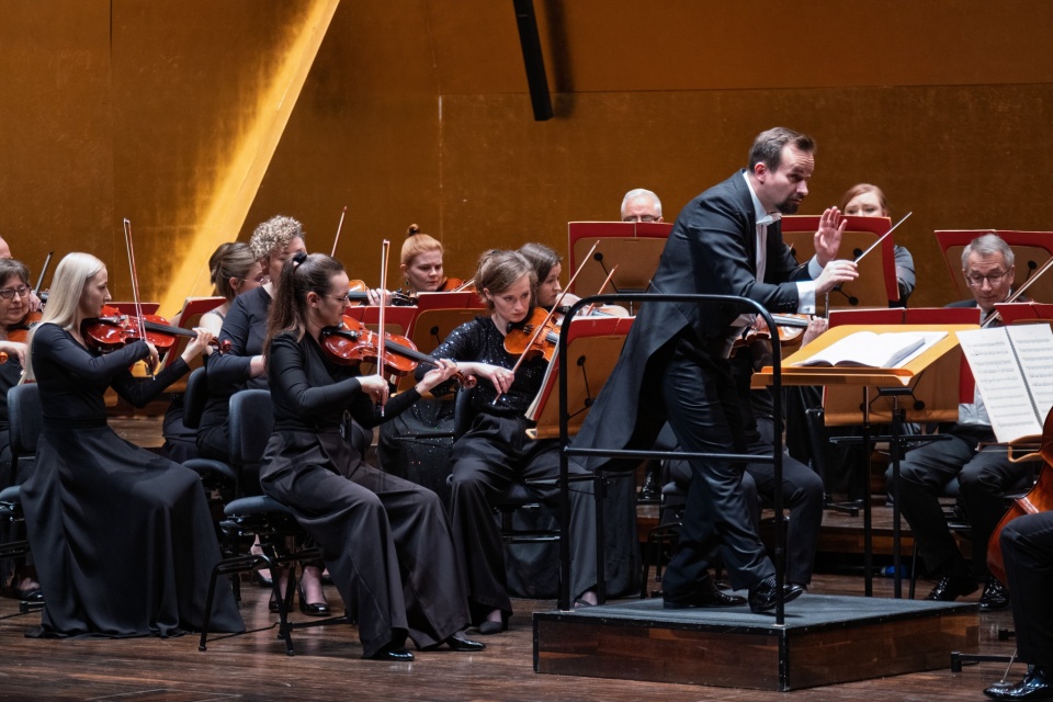 Adam Banaszak dyryguje Orkiestrą Symfoniczną Filharmonii w Szczecinie. Fot. Dariusz Gorajski