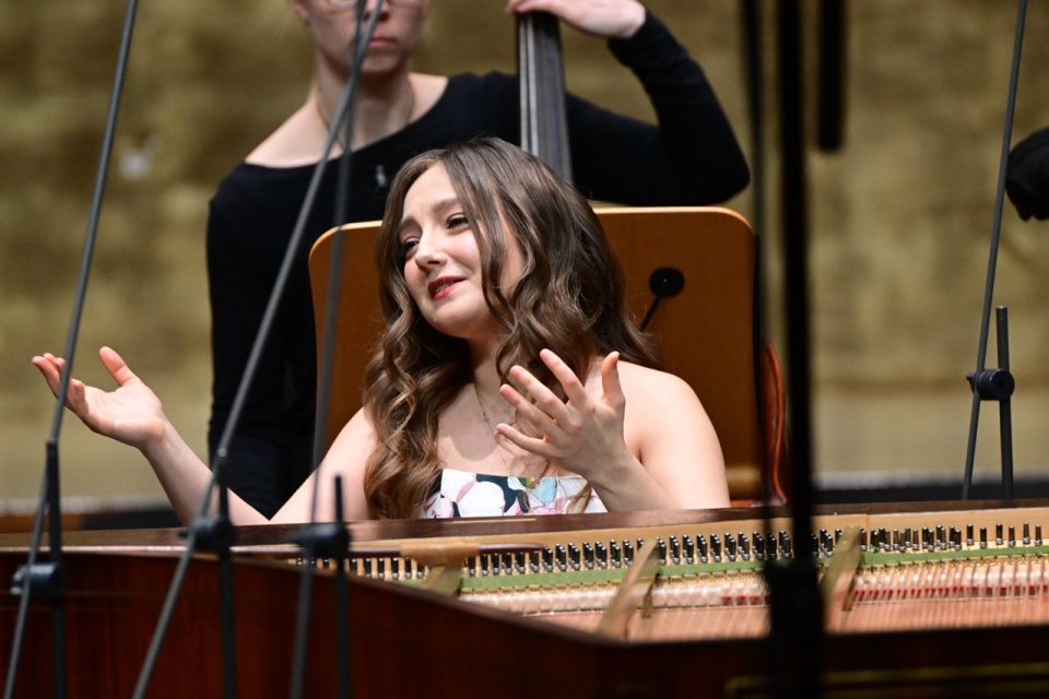 Aleksandra Świgut – pianistka prowadzi zza fortepianu Sébastiena Érarda z 1858 roku Orkiestrę Arte dei Suonatori. Fot. Marcin Bielecki