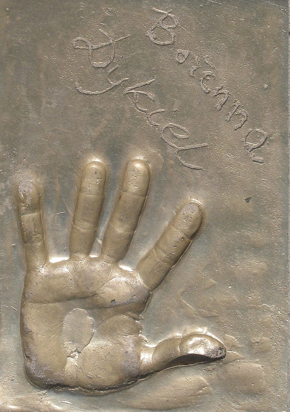 Bożena Dykiel - odcisk dłoni i podpis w Alei Gwiazd w Międzyzdrojach. Fot. wikipedia,org