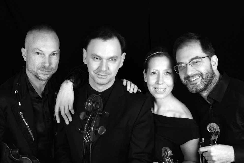 Baltic Neopolis Quartet w składzie: Łukasz Górewicz – skrzypce II (od lewej), Tomasz Szczęsny (wiolonczela), Emilia Goch-Salvador (altówka), Emanuel Salvador (skrzypce I). Fot. Olga Iwanow [Materiały prasowe Baltic Neopolis Orchestra]