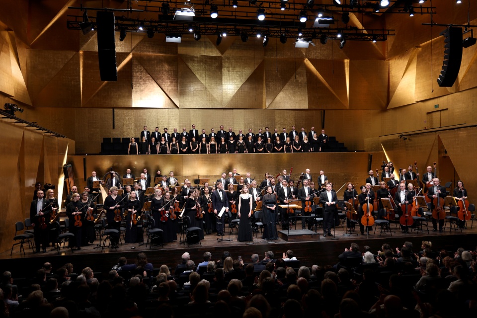 Ilona Krzywicka (sopran), Justyna Rapacz (mezzosopran), Adam Kutny (baryton), Chór Narodowego Forum Muzyki we Wrocławiu i Orkiestra Symfoniczna Filharmonii im. Mieczysława Karłowicza w Szczecinie pod batutą Przemysława Neumanna przyjmują owacyjne brawa publiczności. Fot. Cezary Aszkiełowicz [Filharmonia w Szczecinie]