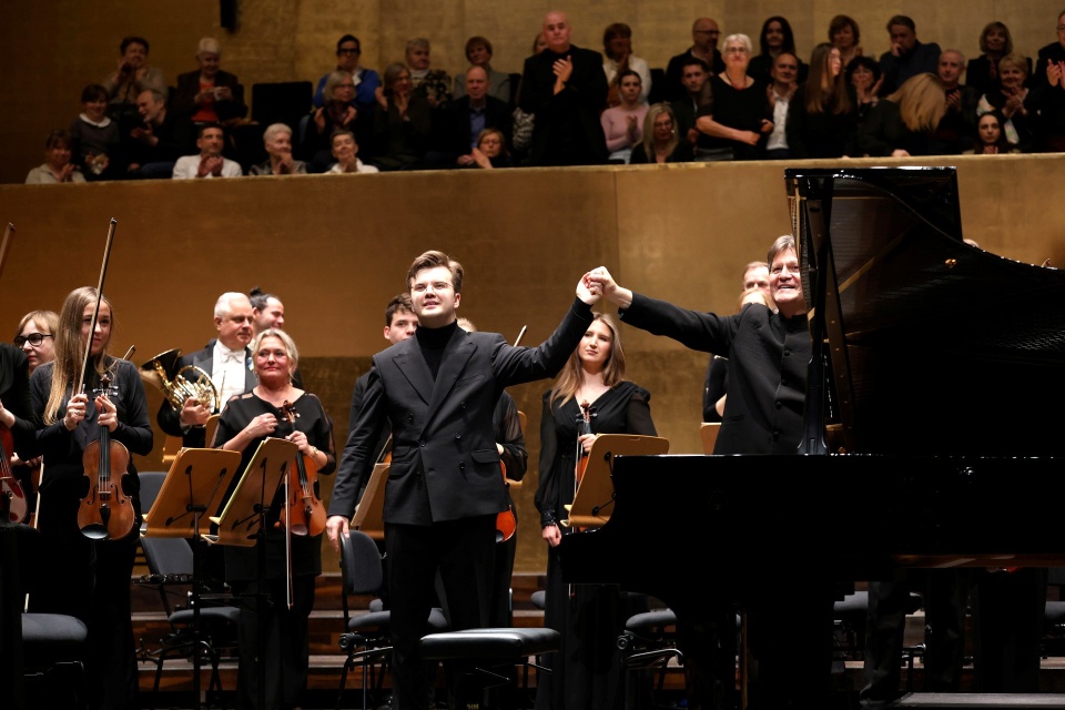 Piotr Alexewicz – pianista (od lewej), Manuel Hernández Silva – dyrygent i Orkiestra Symfoniczna Filharmonii w Szczecinie przyjmują owacyjne brawa publiczności. Fot. Cezary Aszkiełowicz