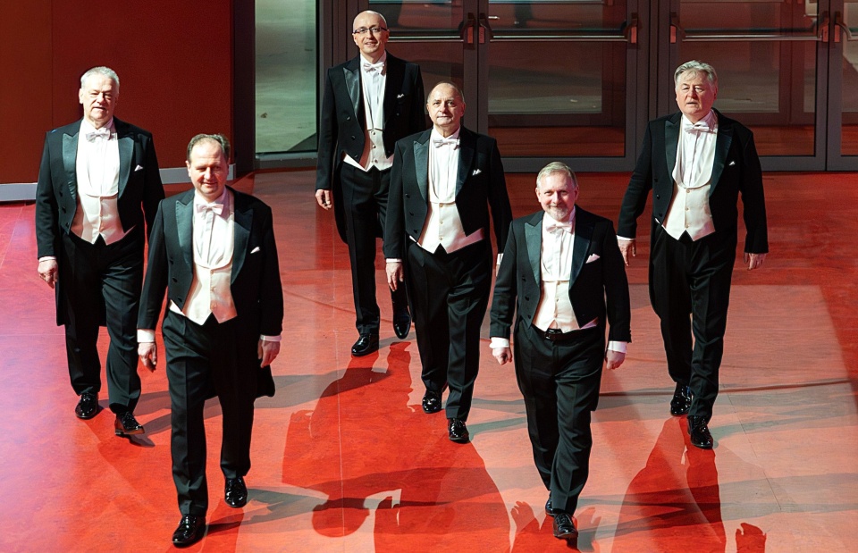 Zespół Sweet Four w składzie: Zdzisław Zawadka – bas (od lewej), Adam Baran (baryton), Adam Kuliś (baryton), Alfred Schelenz (tenor), Jan Kępiński (fortepian) i Krzysztof Machowski (tenor). Fot. Materiały prasowe grupy