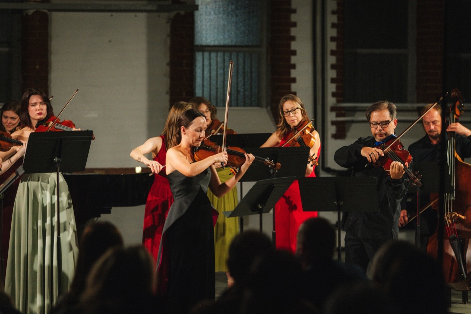 Agata Szymczewska – skrzypaczka i Volodia Mykytka – altowiolista z Baltic Neopolis Orchestra. Fot. Tomek Wieczorek