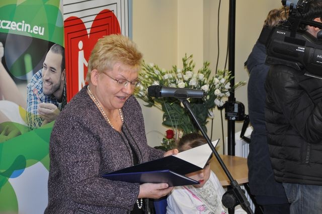 Pożyteczni - Alicja Zołotucho wita gości "Tęczy" [7.11.2014] Stowarzyszenie Pomocy Dzieciom i Młodzieży Niepełnosprawnej Ruchowo "Tęcza" ma już nową siedzibę
