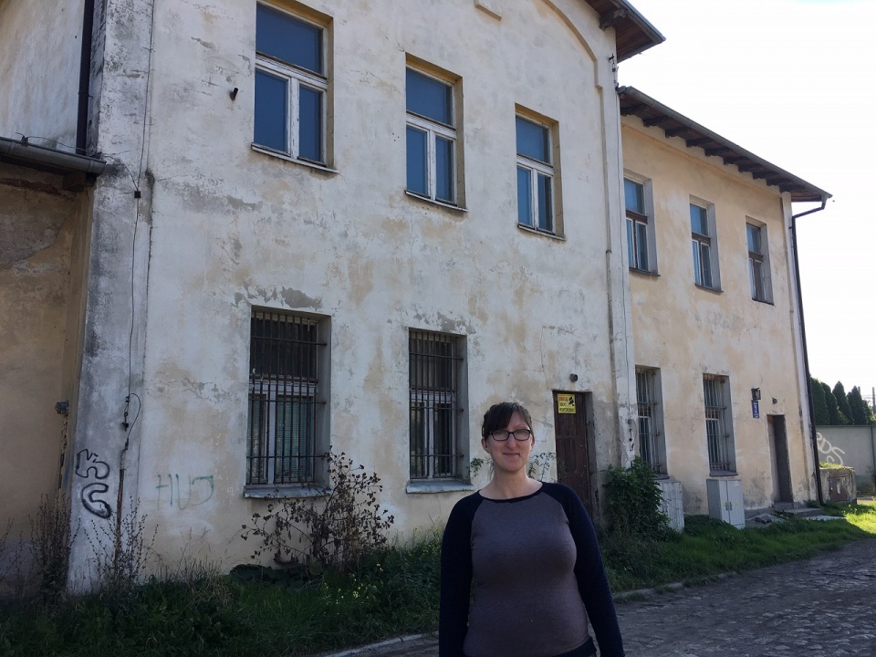 Paulina Romanowicz przed nową siedzibą Stowarzyszenia
