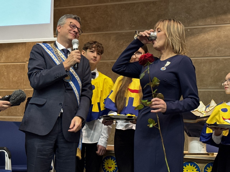 Prof. Monika Niewiadomska wypija sok z cytryny; fot. KTA Szczecin