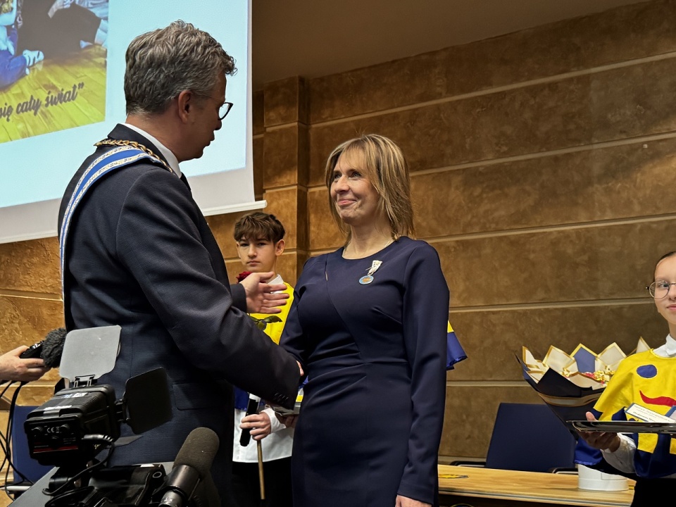 dr Marek Michalak gratuluje Damie Orderu Uśmiechu prof. Monice Niewiadomskiej; fot. KTA Szczecin