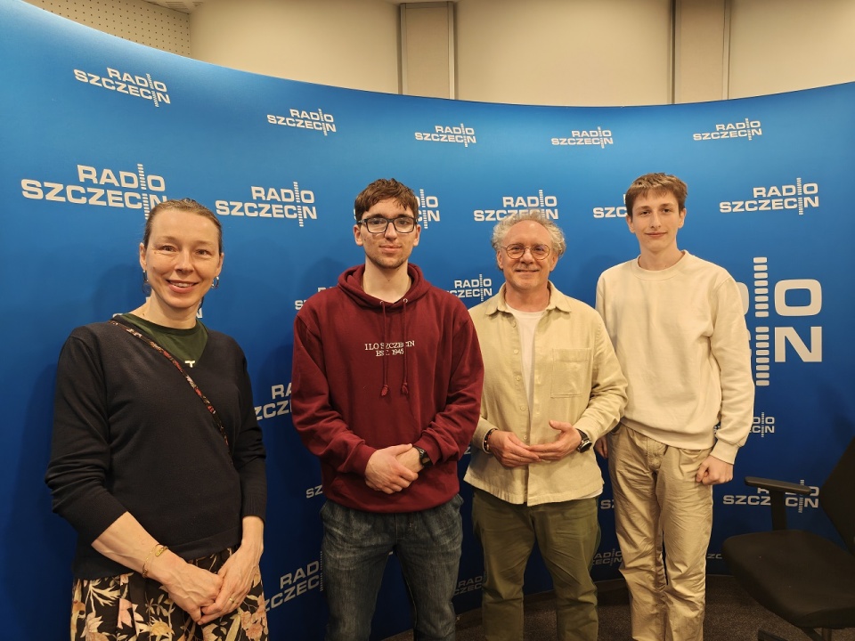 Goście Pożytecznych - Ania Grunwald Fundacja Św. Mikołaja, Maciej Knap – absolwent Akademii Liderów F. Św. Mikołaja, Przemysław Rybarczyk trener i mentor Akademii Liderów F. Św. Mikołaja i Miłosz Łazowski absolwent Akademii Liderów F. Św. Mikołaja