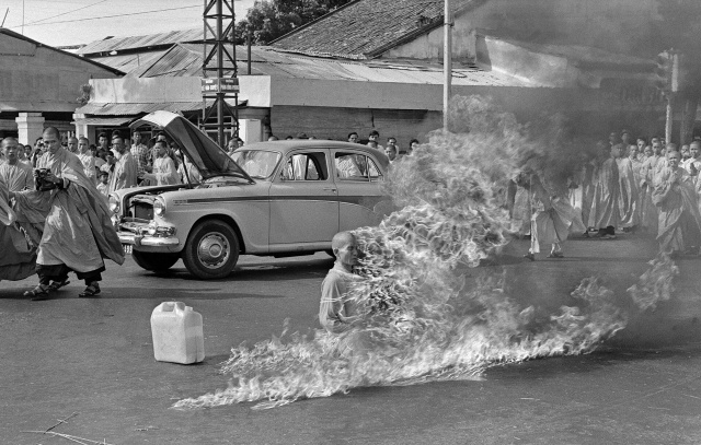 Samospalenie Thích Quảng Đức fot. Malcolm Browne for the Associated Press | źródło Wikipedia.org Tańcząc w kuchni. Fotograficzna matrioszka