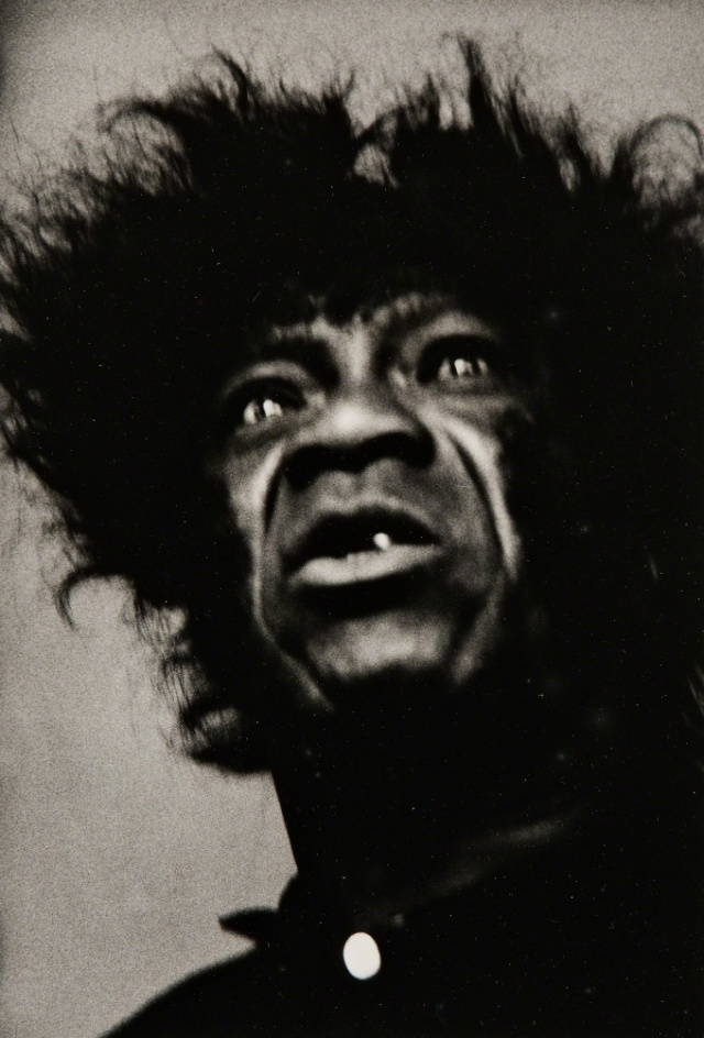 Diane Arbus — portret Hezekiaha Tramblesa | źródło artsy.net Tańcząc w kuchni. Fotograficzna matrioszka