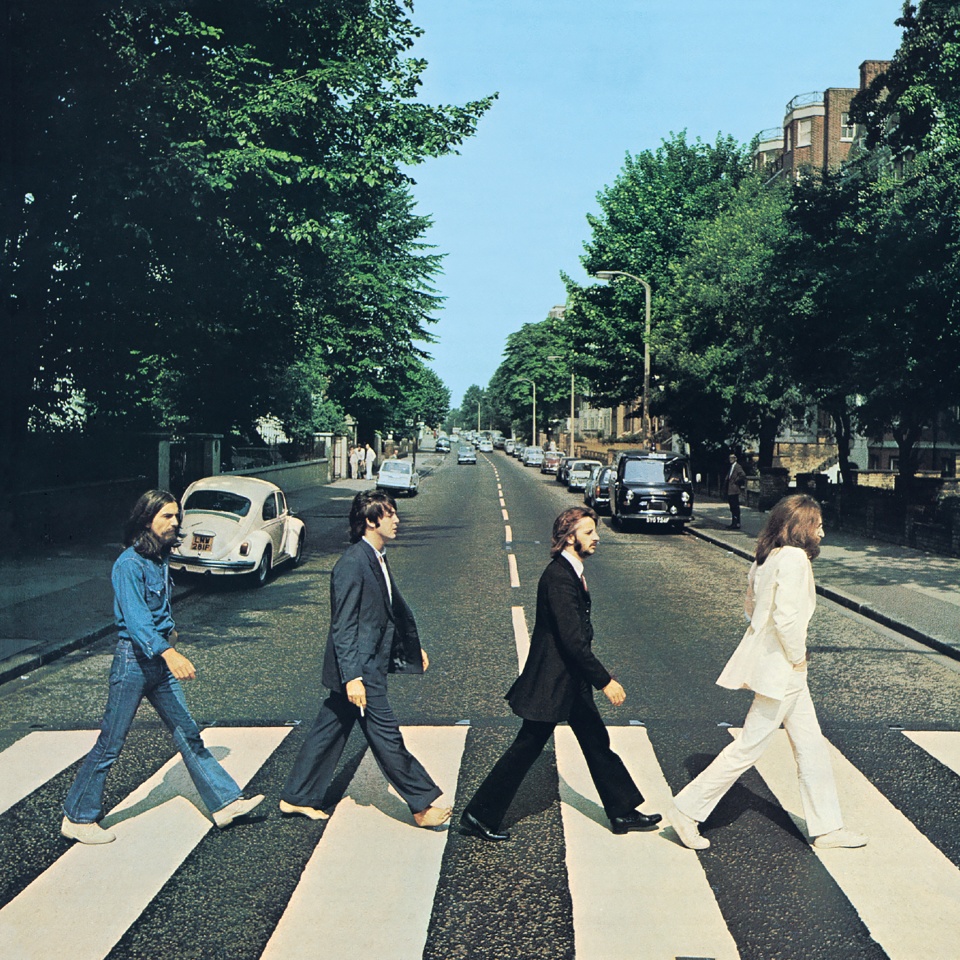 The Beatles "Abbey Road". Zdjęcie to stało się jedną z najsłynniejszych i najczęściej imitowanych okładek w historii rocka.