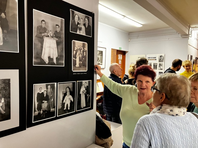 Wystawa "Goleniowskie Fotohistorie. Historie przywiezione" ww Miejskiej i Powiatowej Bibliotece Publicznej w Goleniowie. Fot. Agata Rokicka [Radio Szczecin] 17.11.2024 - Pan Fotograf i tajemnice szklanych płytek