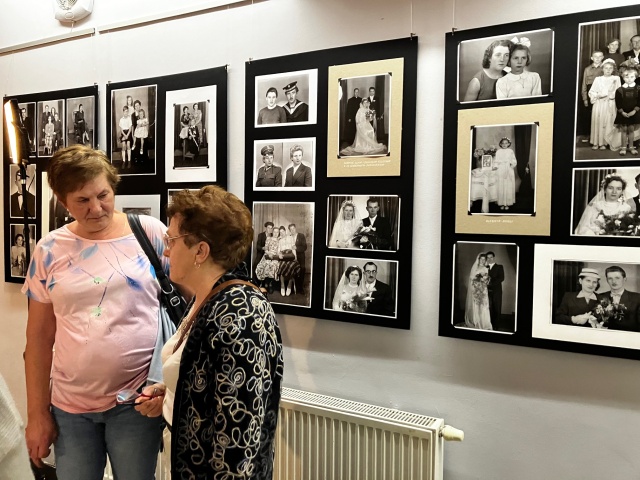 Wystawa "Goleniowskie Fotohistorie. Historie przywiezione" ww Miejskiej i Powiatowej Bibliotece Publicznej w Goleniowie. Fot. Agata Rokicka [Radio Szczecin] 17.11.2024 - Pan Fotograf i tajemnice szklanych płytek