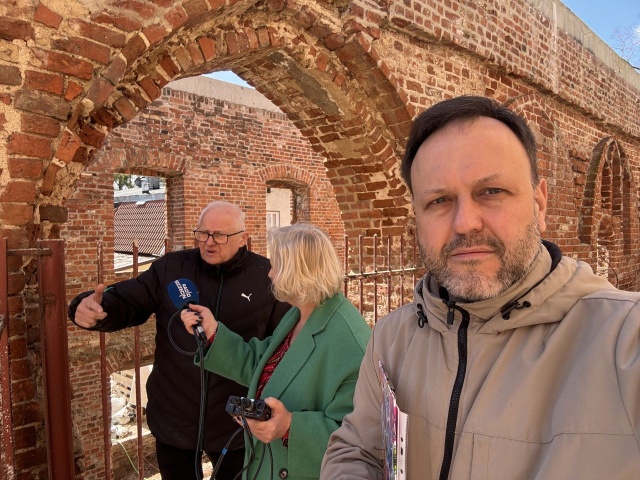 Od prawej: Paweł Migdalski, Agata Rokicka, ks. Waldemar Szczurowski w ruinach Klasztoru Augustianów w Jasienicy. Fot. Paweł Migdalski 12.04.2026 - Idą wieki