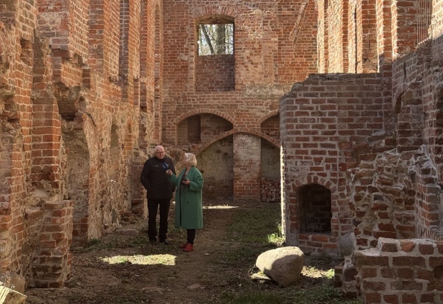 Ks. Waldemar Szczuroski i Agata Rokicka w ruinach Klasztoru Augustianów w Jasienicy. Fot. Paweł Migdalski 12.04.2026 - Idą wieki