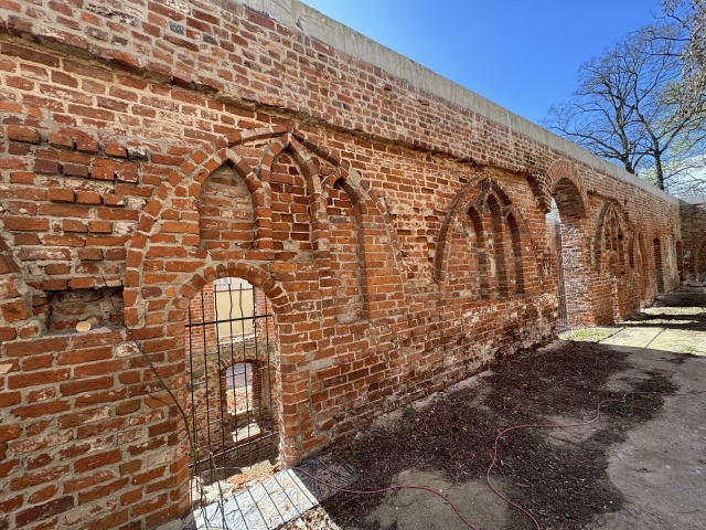 Ruiny Klasztoru Augustianów w Policach-Jasienicy. Fot. Paweł Migdalski 12.04.2026 - Idą wieki
