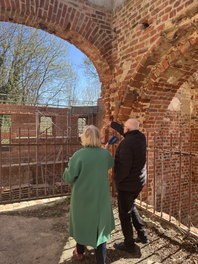 Ks. Waldemar Szczuroski i Agata Rokicka w ruinach Klasztoru Augustia 12.04.2026 - Idą wieki