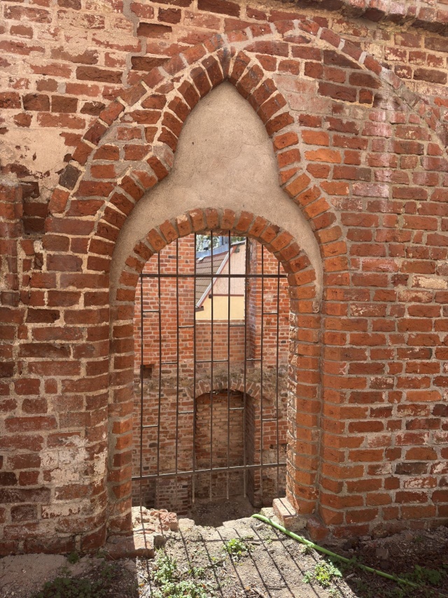 Ruiny Klasztoru Augustianów w Policach-Jasienicy. Fot. Paweł Migdalski 12.04.2026 - Idą wieki