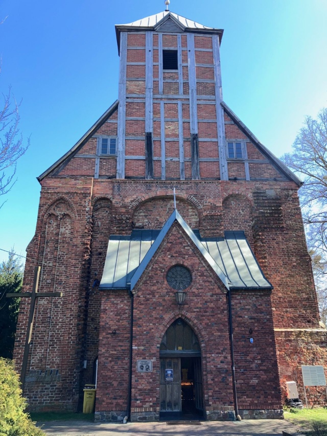 Kościół pw. św. św. Apostołów Piotra i Pawła w Policach-Jasienicy. Kościół stanowił część Klasztoru Augustianów istniejącego tu do czasów wprowadzenia reformacji w księstwie pomorskim.. Fot. Agata Rokicka 12.04.2026 - Idą wieki