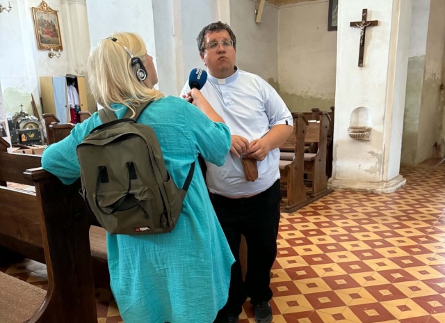 Ksiądz Jerzy Wasyłenko - proboszcz parafii Wniebowzięcia Najświętszej Maryi Panny w Rudkach. Fot. Barbara Patlewicz 9.08.2026 - Palec Fredry