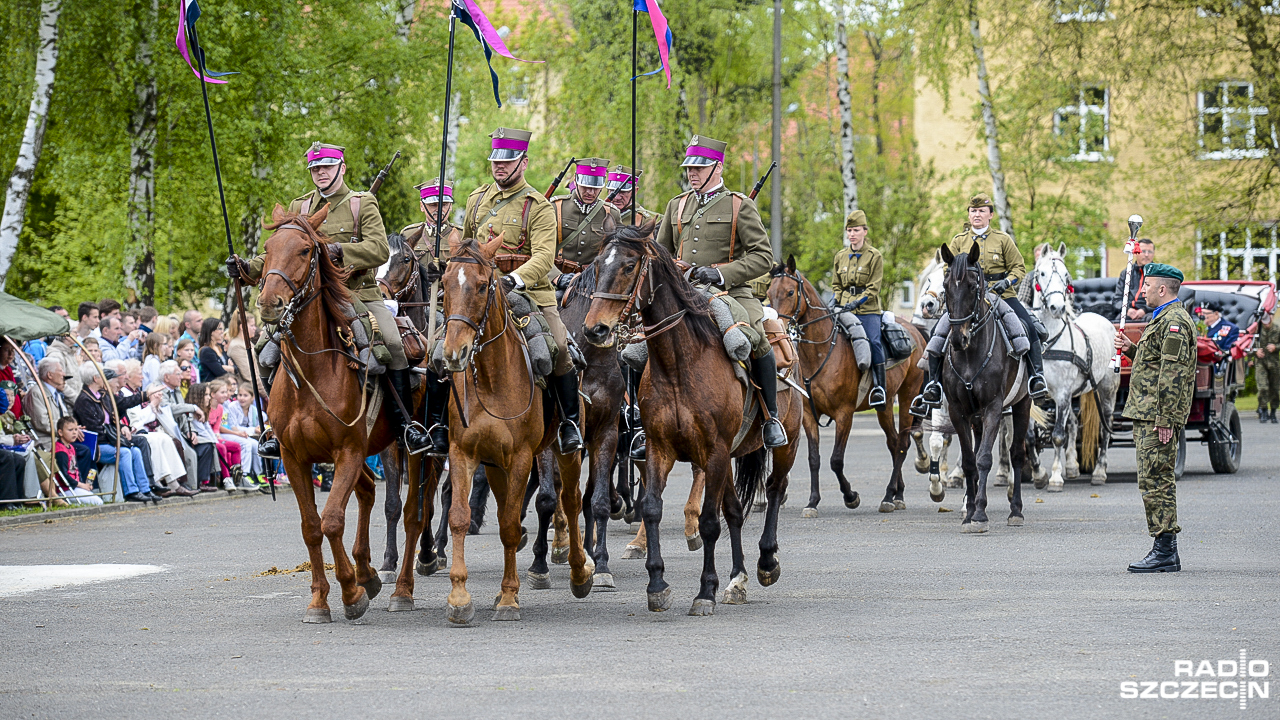 Przejazd Szwadronu Kawalerii Wojska Polskiego czy wspólne śpiewanie pieśni patriotycznych - 12. Batalion Dowodzenia Ułanów Podolskich obchodzi swoje święto.