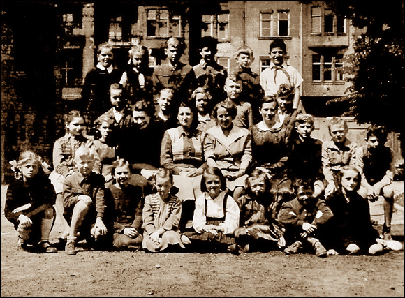 Szkoła Ćwiczeń w Szczecinie. Anna Frajlich druga z lewej (1953). Fot. ze zbiorów prywatnych poetki