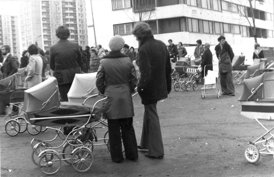 Giełda wózków na placu przy zbiegu ulic Witkiewicza i Santockiej (26.09.1978). Fot. z archiwum Szczecińskiej Spółdzielni Mieszkaniowej