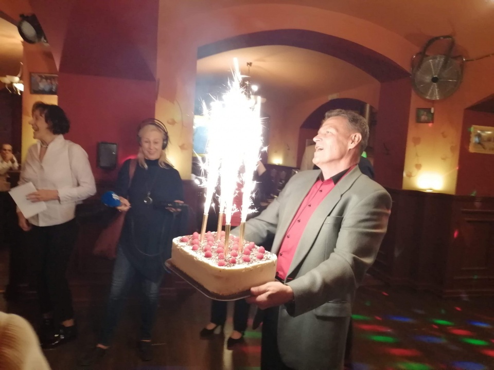 Urodzinowy tort dla założyciela i wieloletniego szefa grupy Hajduczki, Ludwika Zdanowskiego. Fot. ze zbiorów Marii Mataj