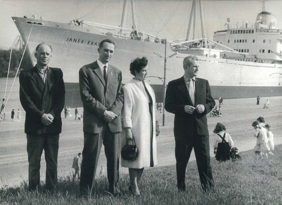 Henryk Jendza (drugi od lewej) na tle wybudowanego i zwodowanego w 1959 roku MS Janek Krasicki. Fot. ze zbiorów Krystyny Pohl