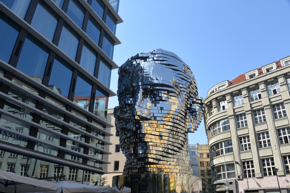 Pomnik Franza Kafki w Pradze z 2014 roku. Autorem ruchomej rzeźby jest David Černý. Znajduje się ona w okolicy centrum handlowego Quadrio, stacji metra, ratusza oraz budynku towarzystwa ubezpieczeniowego, w którym Franz Kafka pracował jako urzędnik.Fot. pixabay.com
