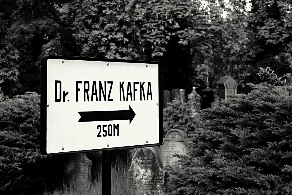 Franz Kafka został pochowany w Pradze. Nowy Cmentarz Żydowski w Pradze wchodzi w skład rozległego zespołu cmentarnego na Olszanach. Jest to największy cmentarz żydowski w Czechach i jeden z największych w Europie. Wraz z pisarzem zostali pochowani jego rodzice Julia i Hermann Kafka. Na dole znajduje się tablica poświęcona trzem siostrom Franza Kafki (Elli, Valli i Ottla), które zginęły podczas II wojny światowej. Fot. pixabay.com