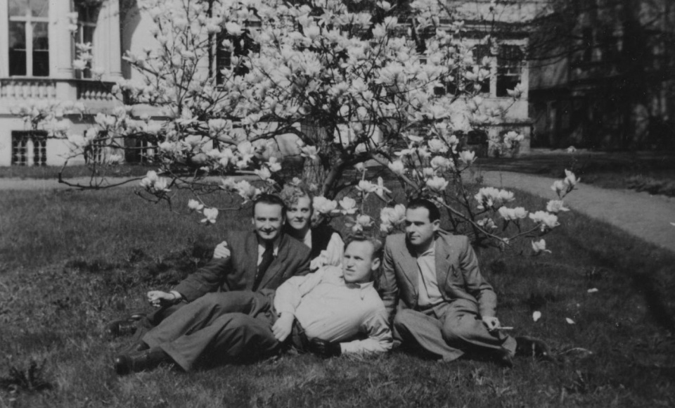 Pod radiową magnolią: Stanisław Telega, Regina Osipowicz (później Telega), Tymoteusz Karpowicz, Walerian Lachnitt. Fot. z archiwum Radia Szczecin