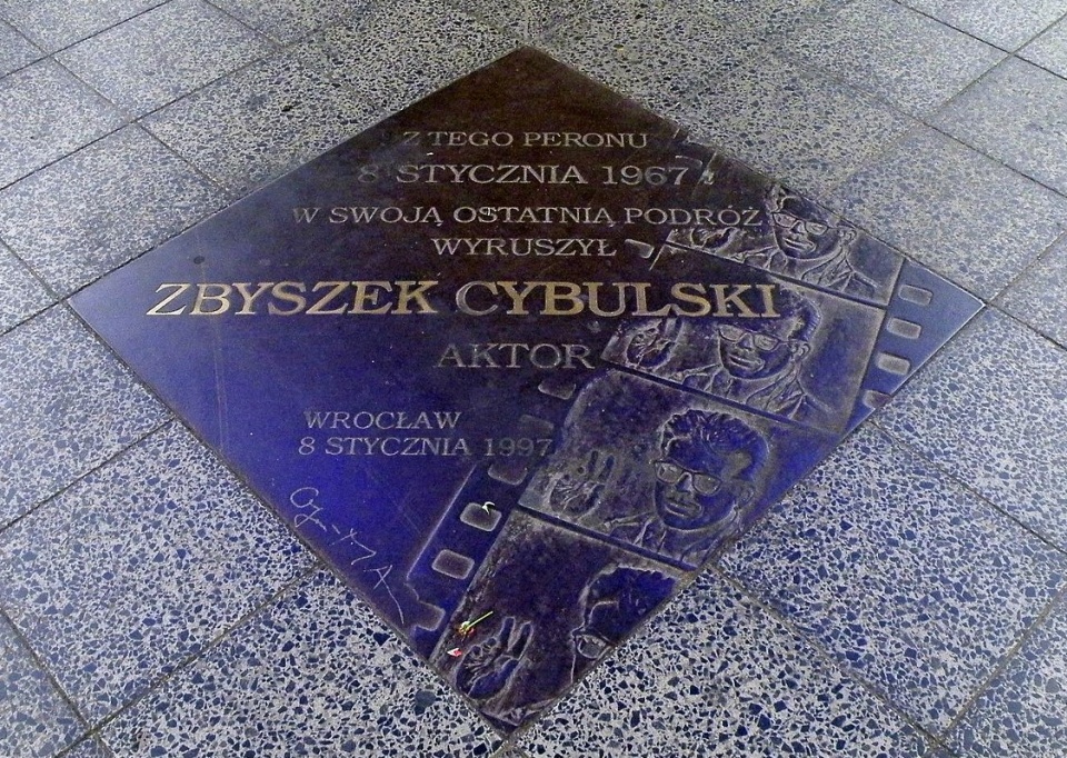 Tablica pamiątkowa na peronie 3 dworca Wrocław Główny upamiętniająca śmierć aktora Zbigniewa Cybulskiego