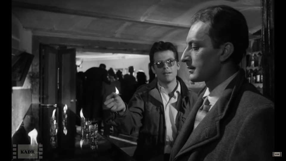 Kadr z filmu "Popiół i diament" w reżyserii Andrzeja Wajdy z 1958 roku. Wytwórnia Kadr. Na zdjęciu od lewej: Zbignie Cybulski oraz Adam Pawlikowski