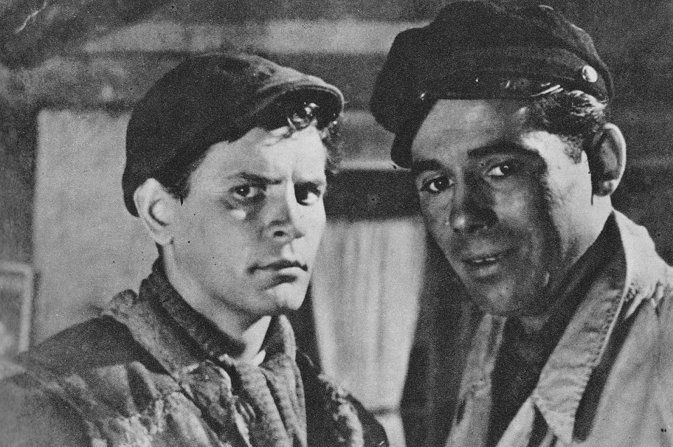 Od lewej: Tadeusz Łomnicki i Tadeusz Janczar. Kadr z filmu "Pokolenie" z roku 1954. Fot. autor nieznany [wikipedia.org]