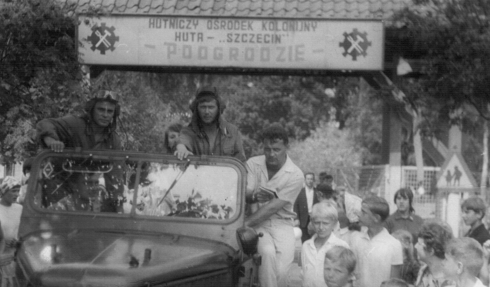 "Pancerni" w terenowym GAZ-ie 69 opuszczają Ośrodek Kolonijny Huty Szczecin w Podgrodziu, Rok 1968. Fot. Stanisław Tytko. Z archiwum Zenona Owczarka