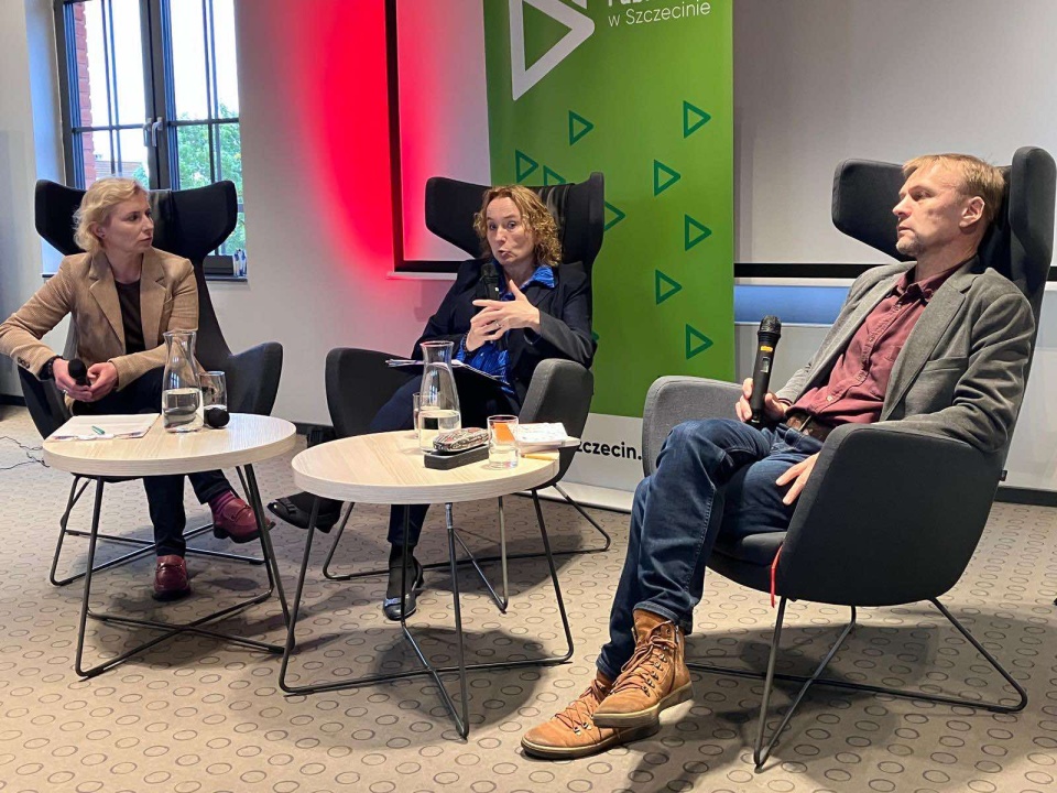 Podczas rozmowy na estwiwalu OKOlice Literatury w MBP w Szczecinie. Fot. Agata Rokicka [Radio Szczecin]
