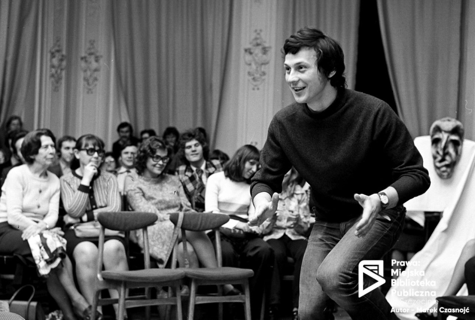 Sylwester Woroniecki na Przeglądzie Teatrów Małych Form w Szczecinie. Klub 13 Muz, Szczecin '74. Fot. Marek Czasnojć [zbiory Książnicy Pomorskiej]