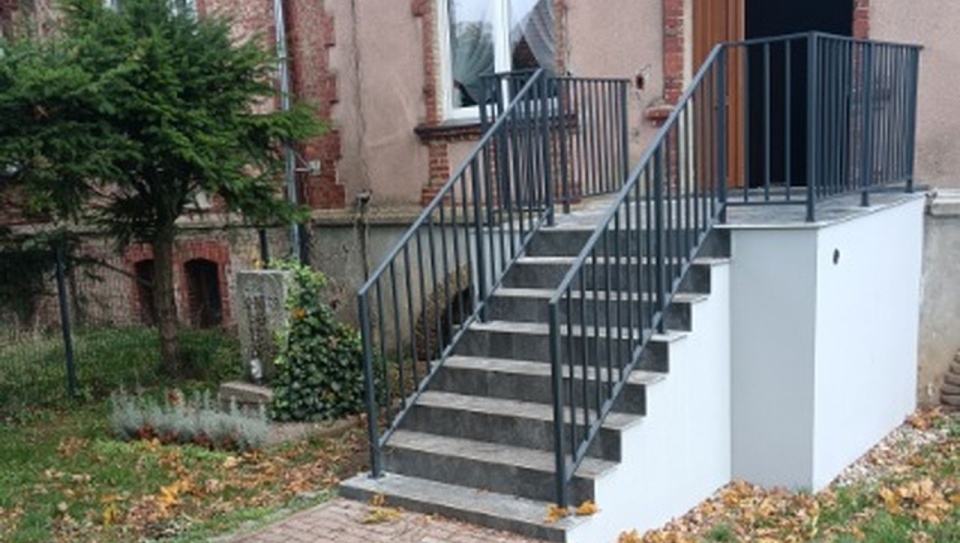 Ostatnio udało się wyremontować i odnowić wejście do świetlicy. Fot. Bogdan Patra