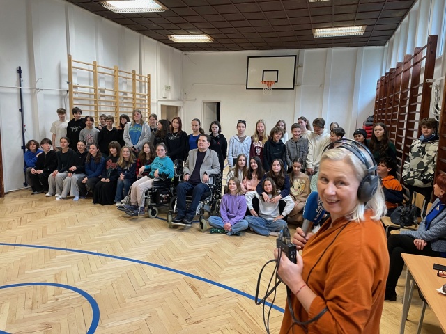 Walery Siejtbatałow na spotkaniu z uczniami szczecińskiej Publicznej Szkoły Podstawowej "Na Głębokiem". ot. Kaja Rokicka "Malarz maluje nie tylko rękami, ale sercem". Spotkanie z Walerym Siejtbatałowem