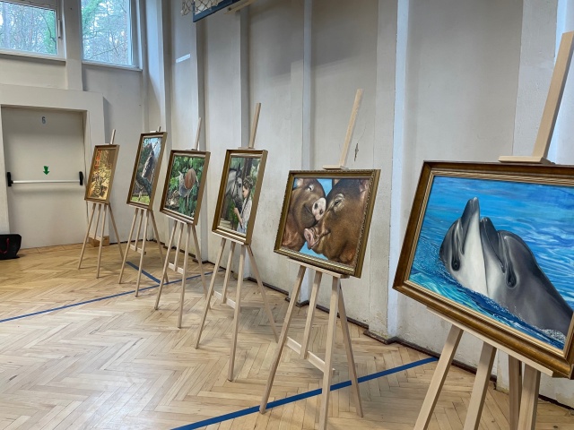 Walery Siejtbatałow na spotkaniu z uczniami szczecińskiej Publicznej Szkoły Podstawowej "Na Głębokiem". ot. Kaja Rokicka "Malarz maluje nie tylko rękami, ale sercem". Spotkanie z Walerym Siejtbatałowem