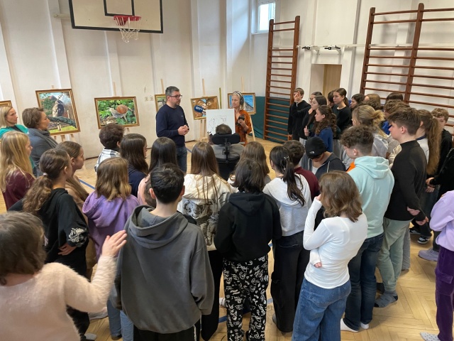 Walery Siejtbatałow na spotkaniu z uczniami szczecińskiej Publicznej Szkoły Podstawowej "Na Głębokiem". ot. Kaja Rokicka "Malarz maluje nie tylko rękami, ale sercem". Spotkanie z Walerym Siejtbatałowem