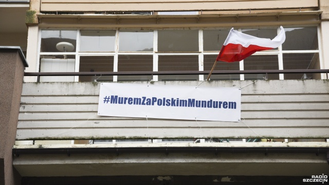 Politycy komentują spór o baner na balustradzie balkonu