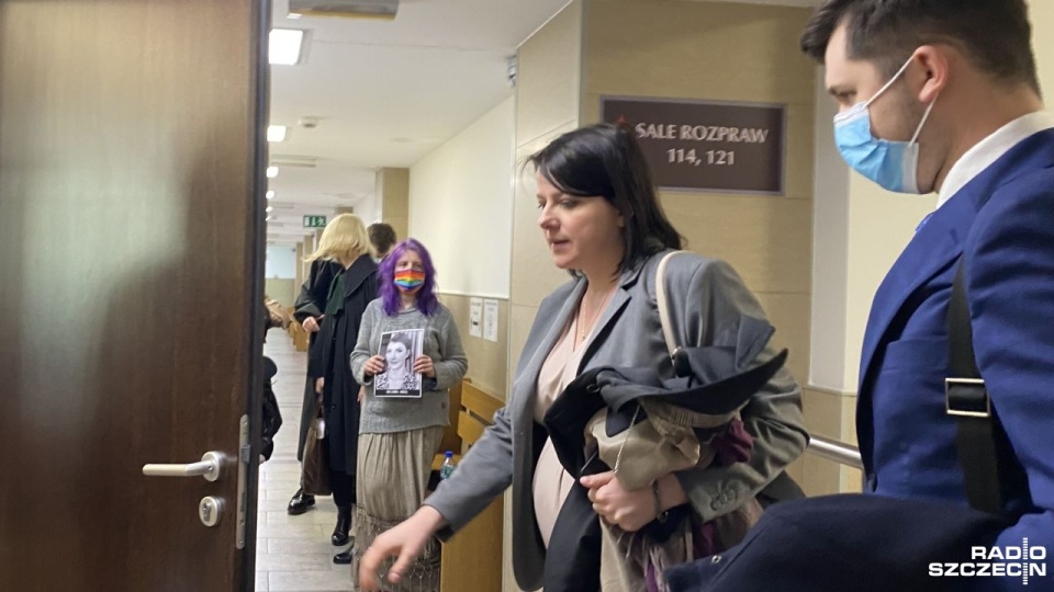 Goście audycji Radio Szczecin na Wieczór oceniają proces, który rozpoczął się we wtorek w Sądzie Rejonowym w Szczecinie. Kaja Godek wytoczyła go szczeciniance Monice Pacyfce Tichy o wulgaryzmy, które Tichy wykrzyczała pod adresem Godek.