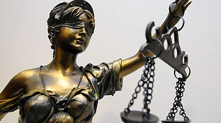 By dokonać zmian w Krajowym Rejestrze Sądowym trzeba czekać miesiącami, choć ustawa przewiduje na to 7 dni - skarżą się przedsiębiorcy i adwokaci.