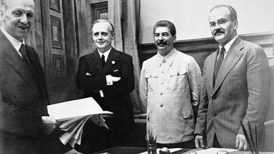 23 sierpnia 1939 roku w Moskwie. Od lewej stoją: szef działu prawnego niemieckiego MSZ Friedrich Gauss, niemiecki minister spraw zagranicznych Joachim von Ribbentrop, Józef Stalin oraz minister spraw zagranicznych ZSRR Wiaczesław Mołotow.